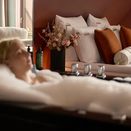 Jacuzzi Mirror Granaria By Downtown Aparthotel 3*