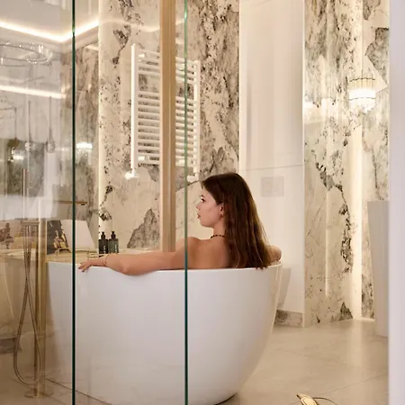 Jacuzzi Mirror Granaria By Downtown Apartahotel 3*